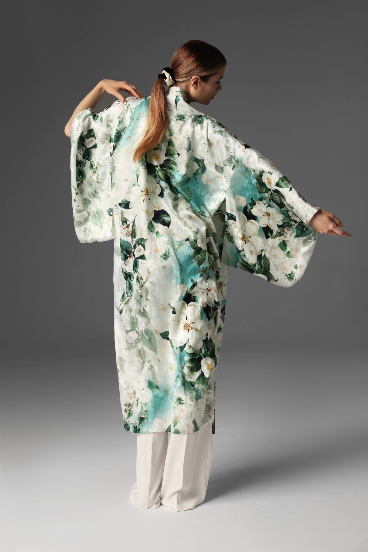 Widok modelki prezentującej jedwabne kimono Monika Adamska z tyłu.