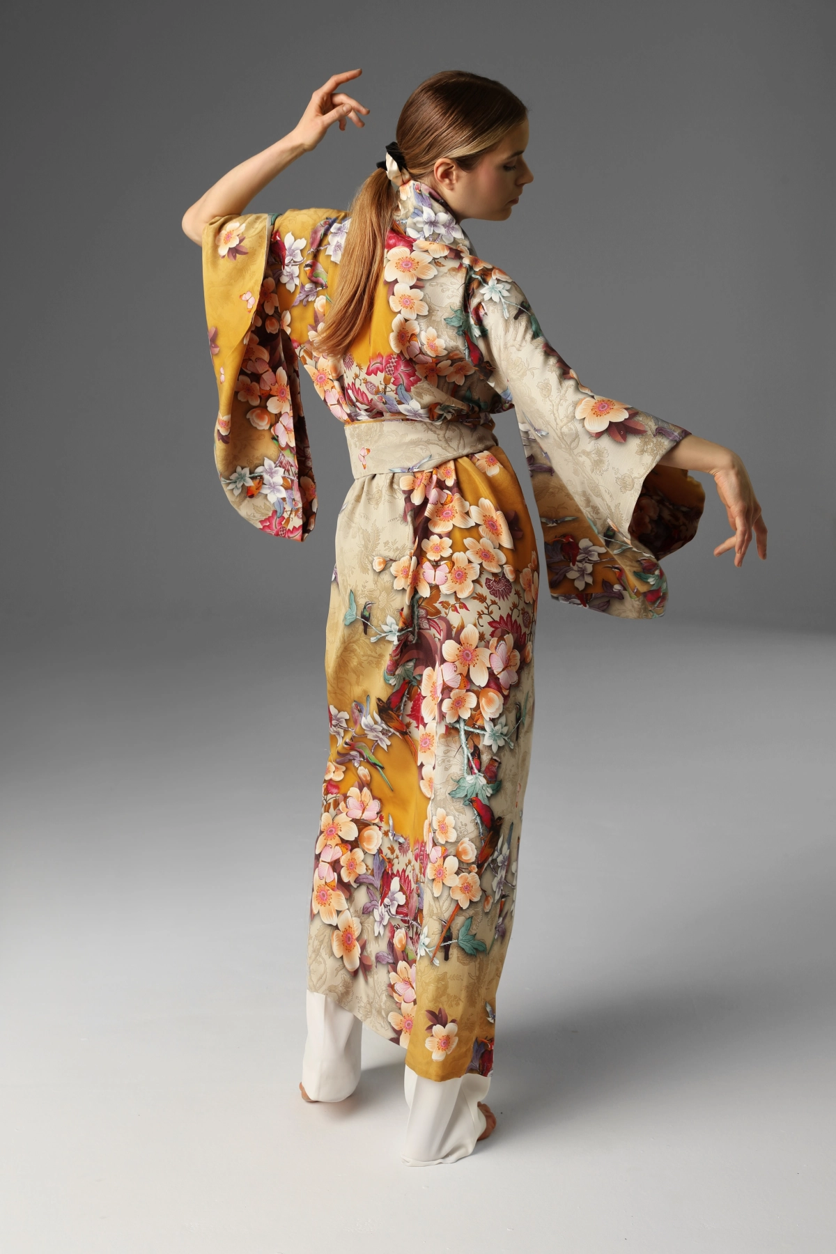 View of Monika Adamska's kimono from behind, with the model presenting the sleeves, traditional for Japanese kimonos.