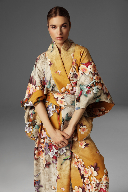 Jedwabne kimono, bogaty wzór