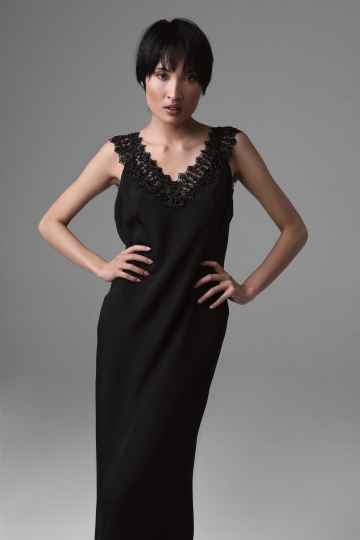 Czarna jedwabna suknia couture z francuską koronką