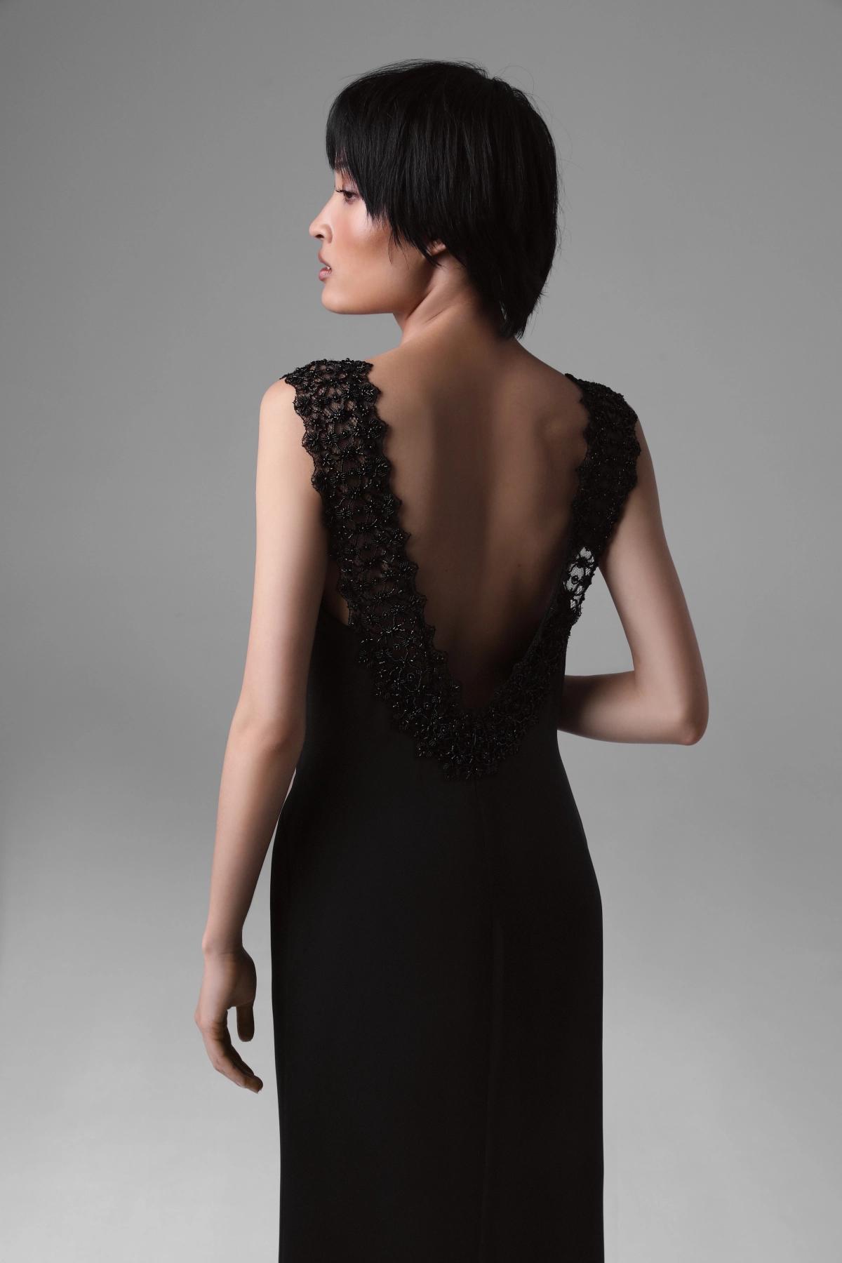 Czarna jedwabna suknia couture z francuską koronką i koralikami | Monika Adamska – luksusowa moda damska
