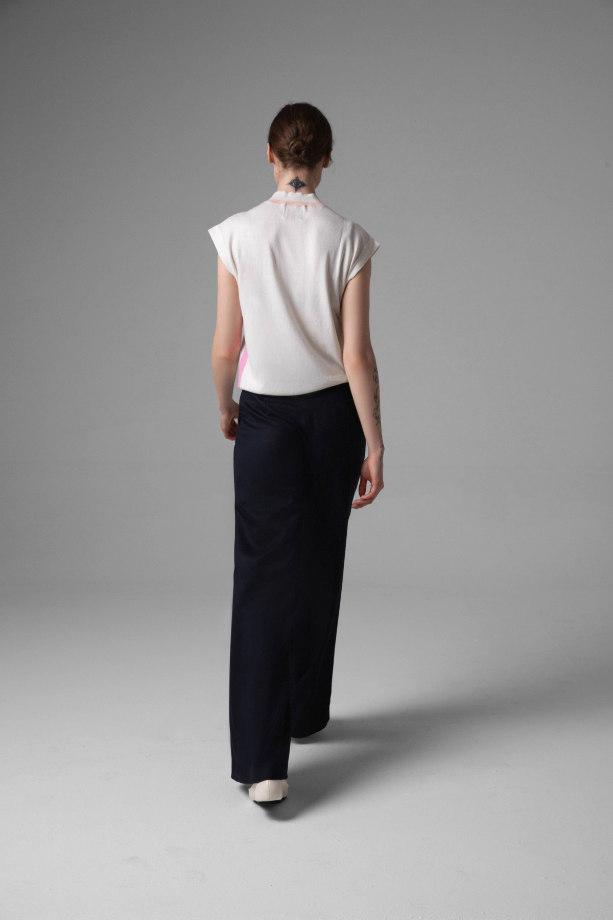 Monika Adamska wool trousers, deep navy, wide-leg design, back view, model presenting silhouette