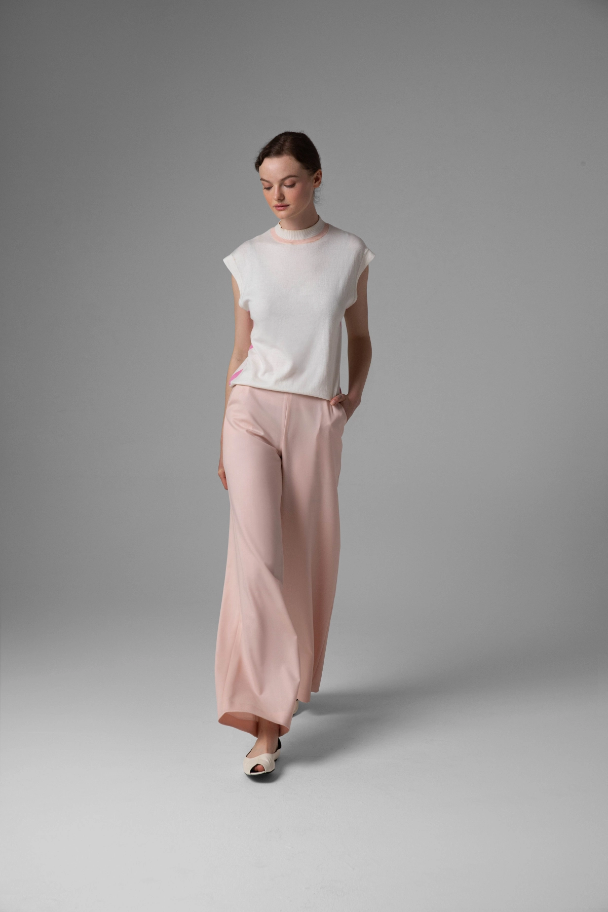 Monika Adamska pastel pink wool trousers, wide legs, front view on the model