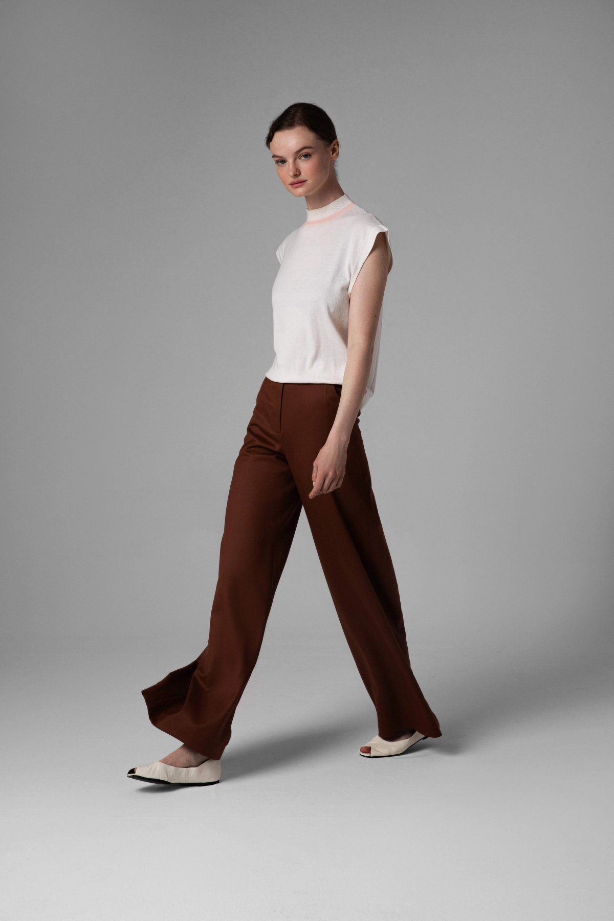 Brown wool trousers Monika Adamska, wide legs, twill weave, model side view