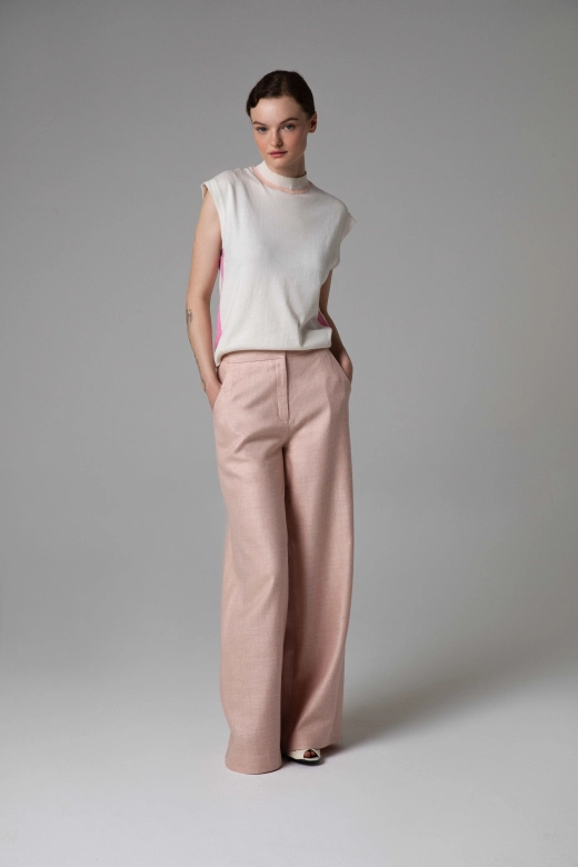 Light trousers in natural, noble fabric Monika Adamska, side leg detail