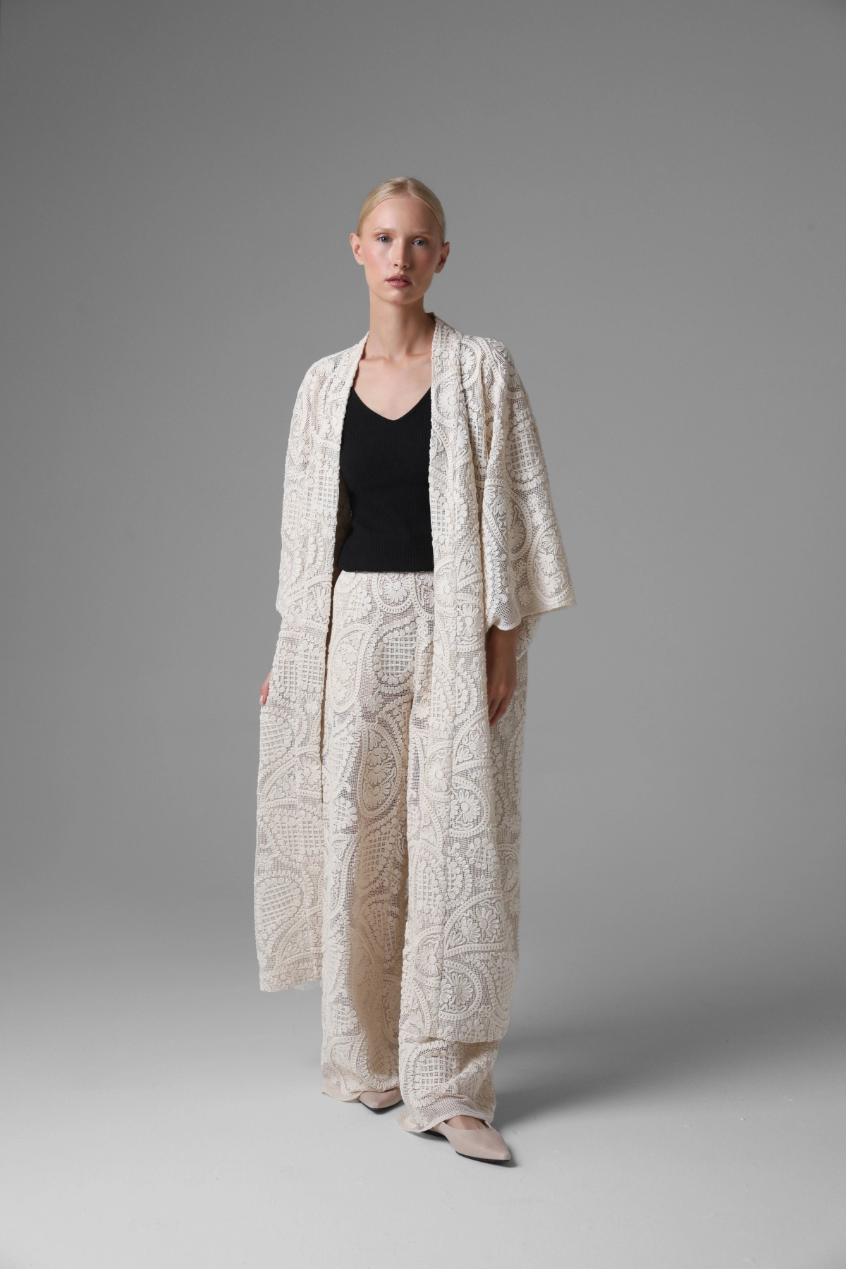 Long crochet look kimono with paisley pattern, openwork structure, wide sleeves, model in black top