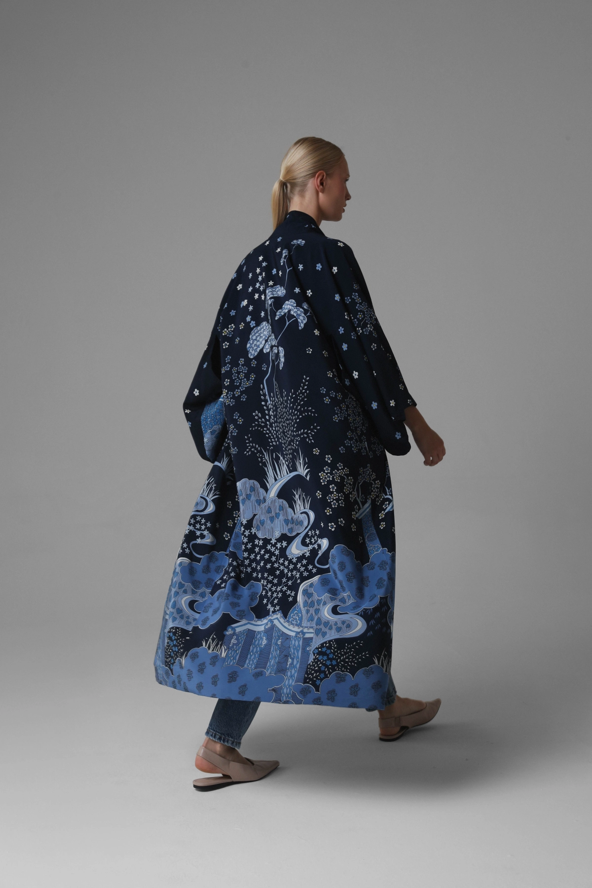 Modelka przedstawiająca tył kimona pokazująca cały wzór.