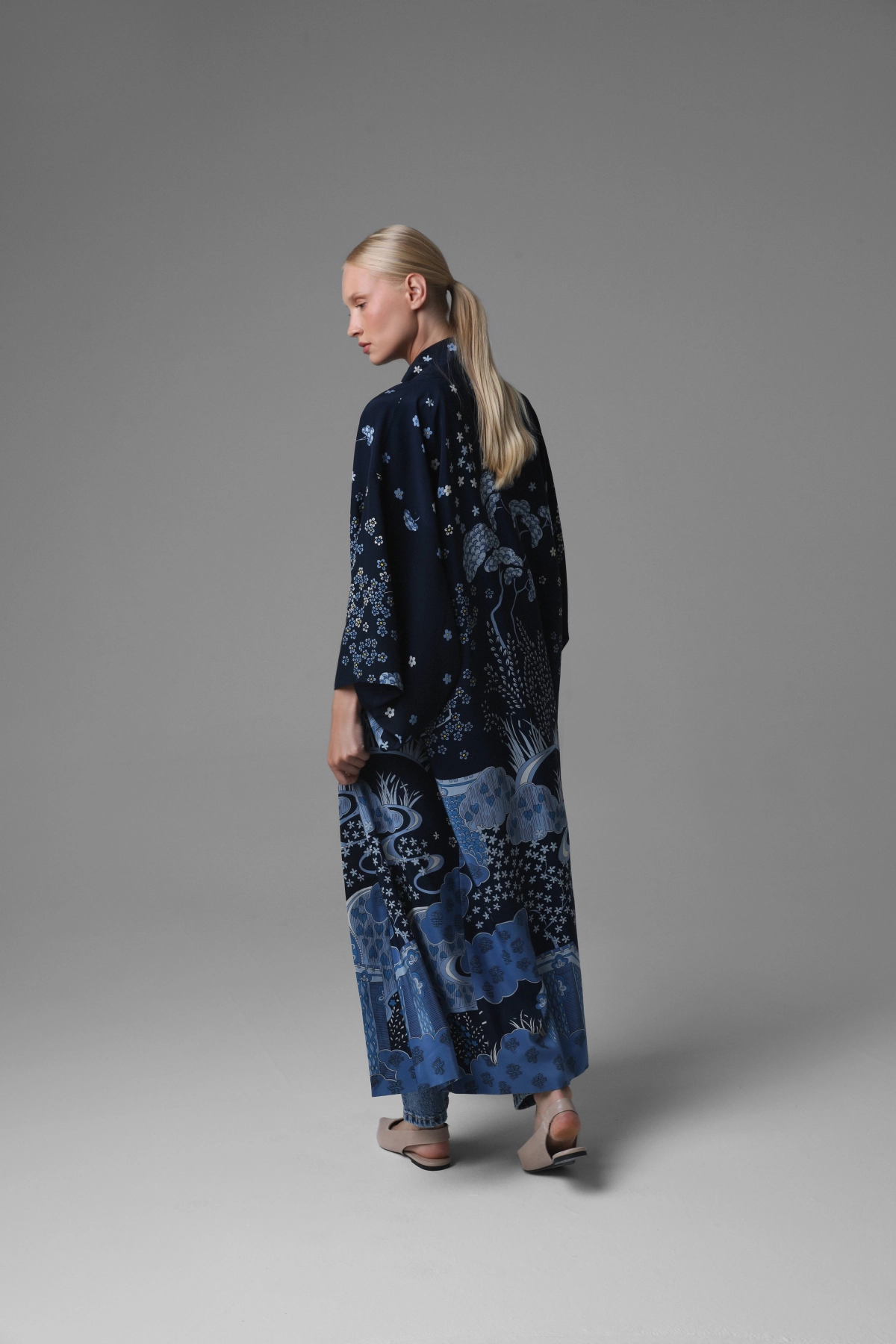 Modelka pokazująca tradycyjne kimono z boku.