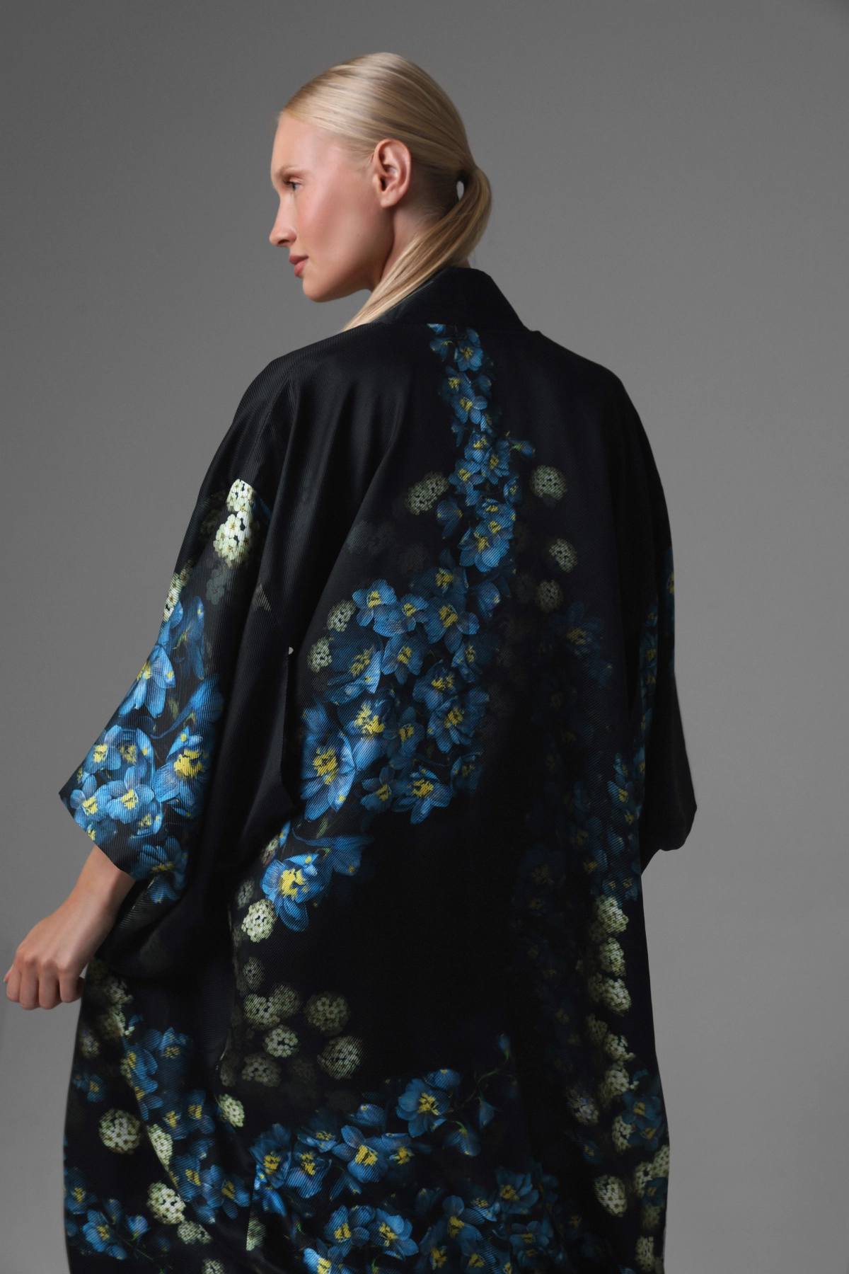 Widok na zbliżenie wzoru kimona z niezapominajkami i hortensjami.