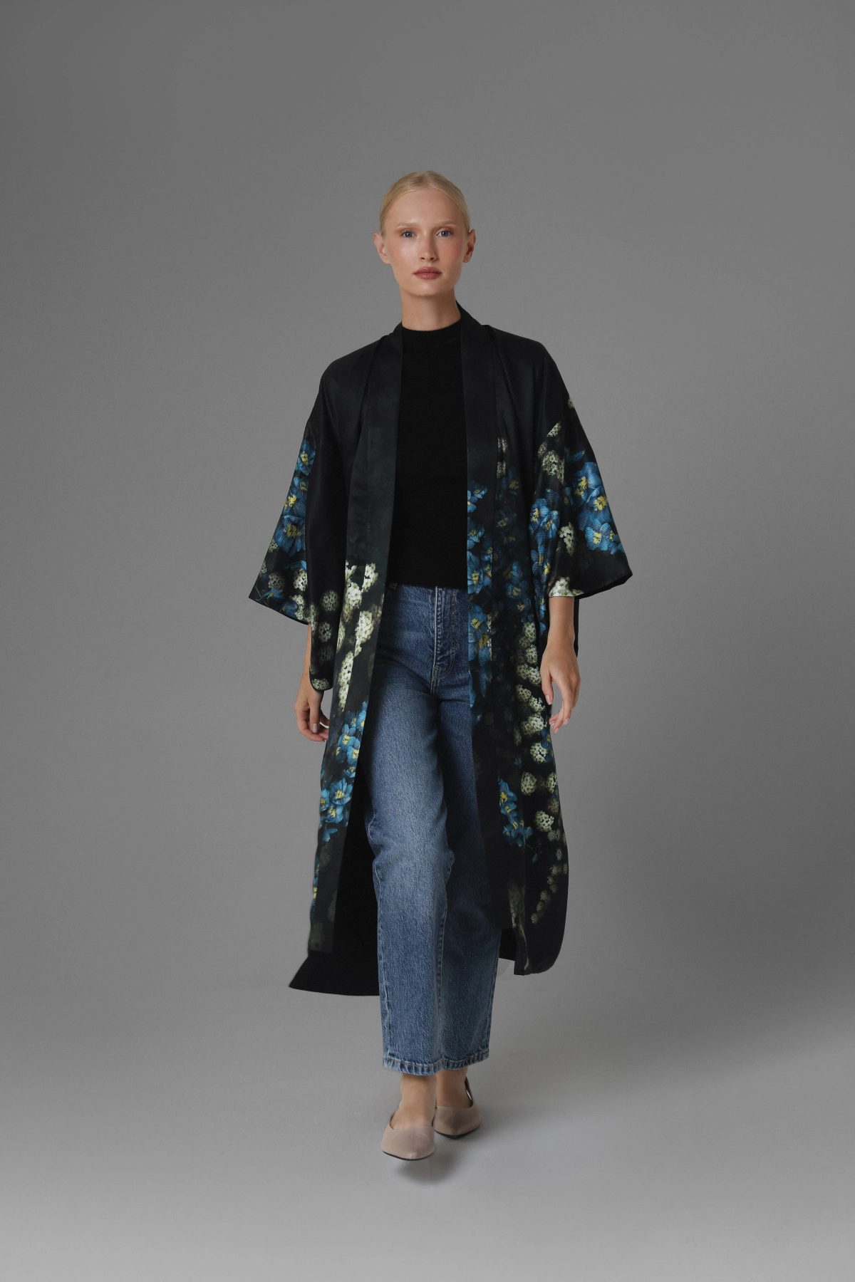 Modelka idąca przodem w stylizacji z użyciem kimona Monika Adamska.