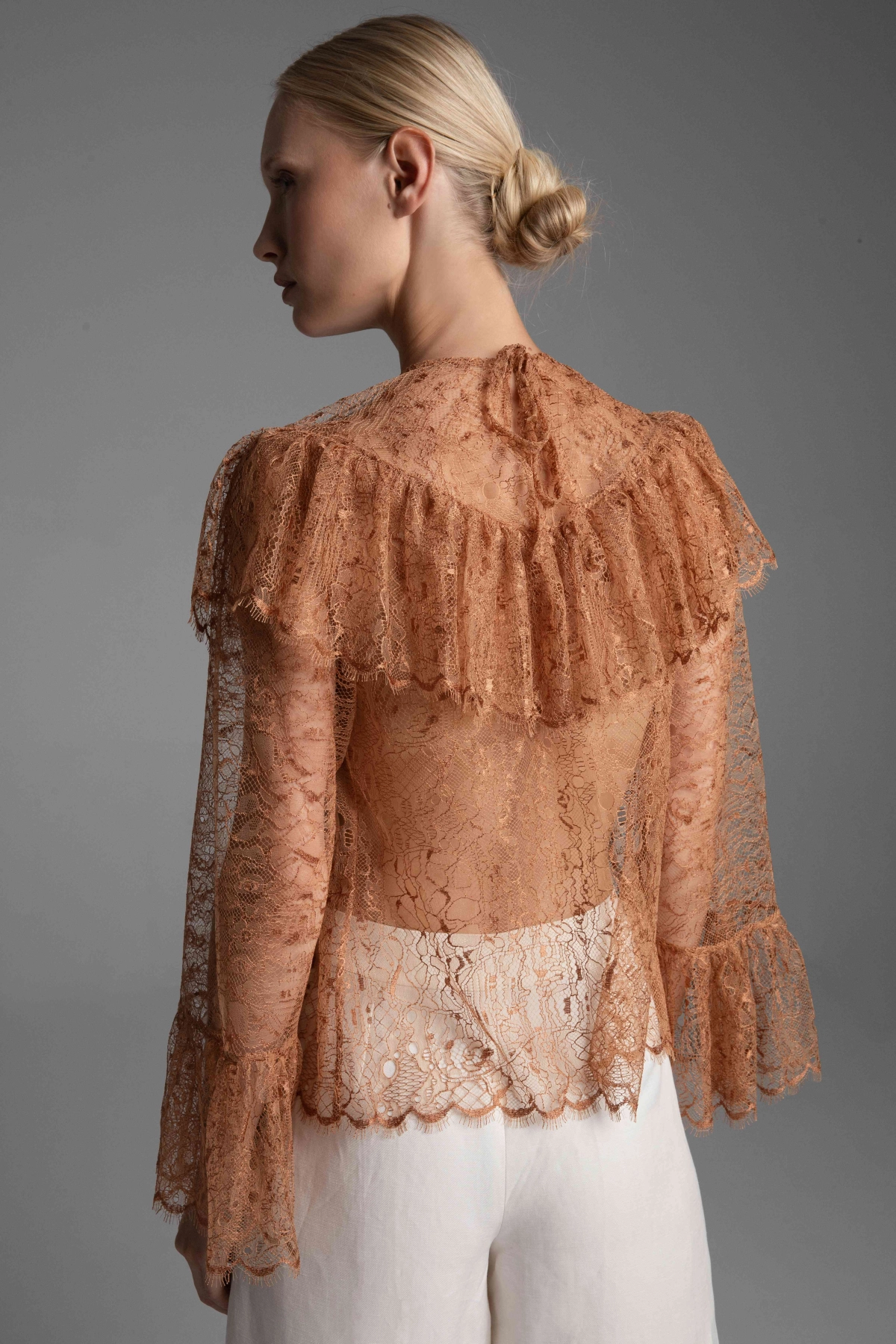 Detal wzoru koronkowej bluzki Monika Adamska.