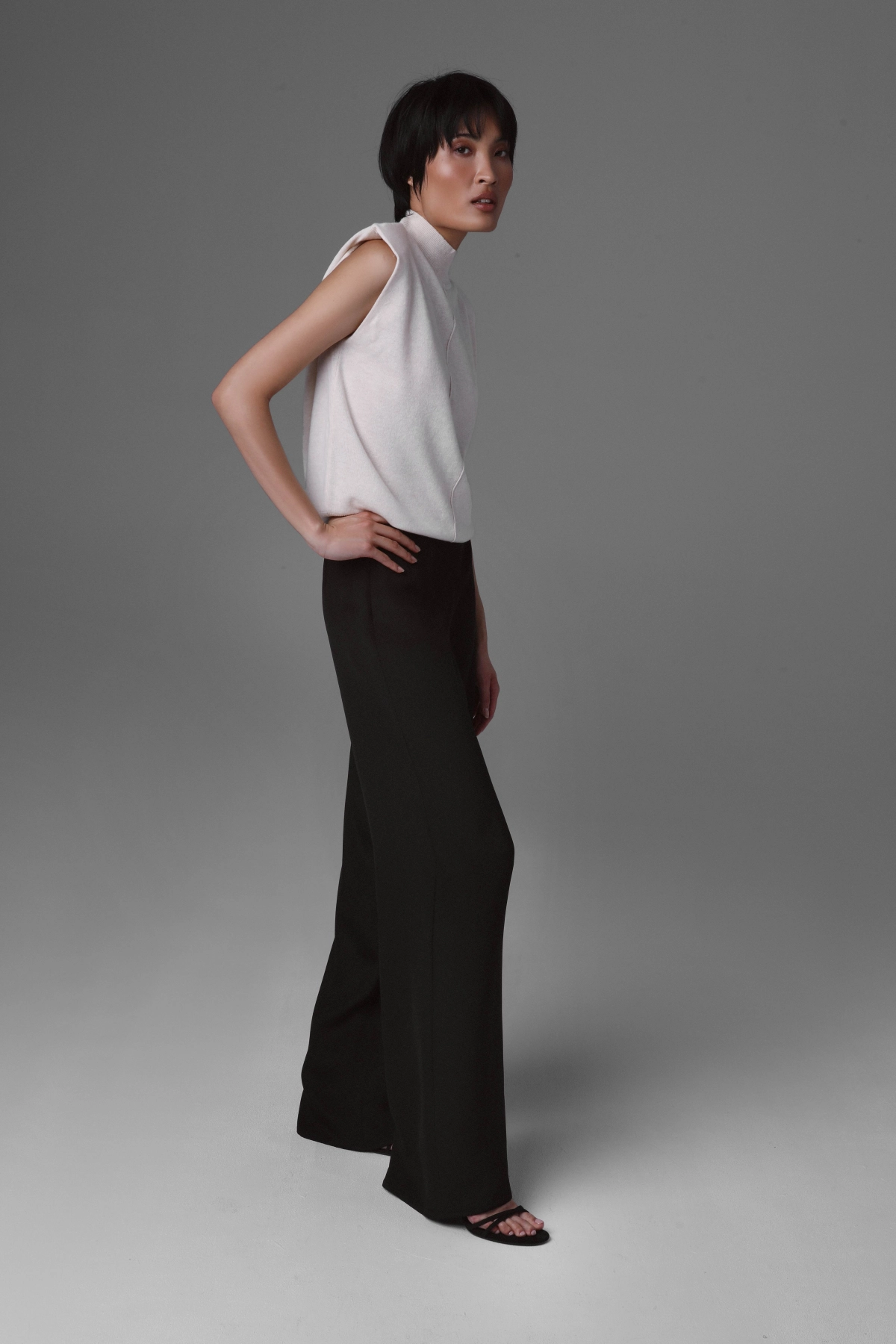 Smooth side line with a concealed zipper and the fluid structure of the silk crepe.