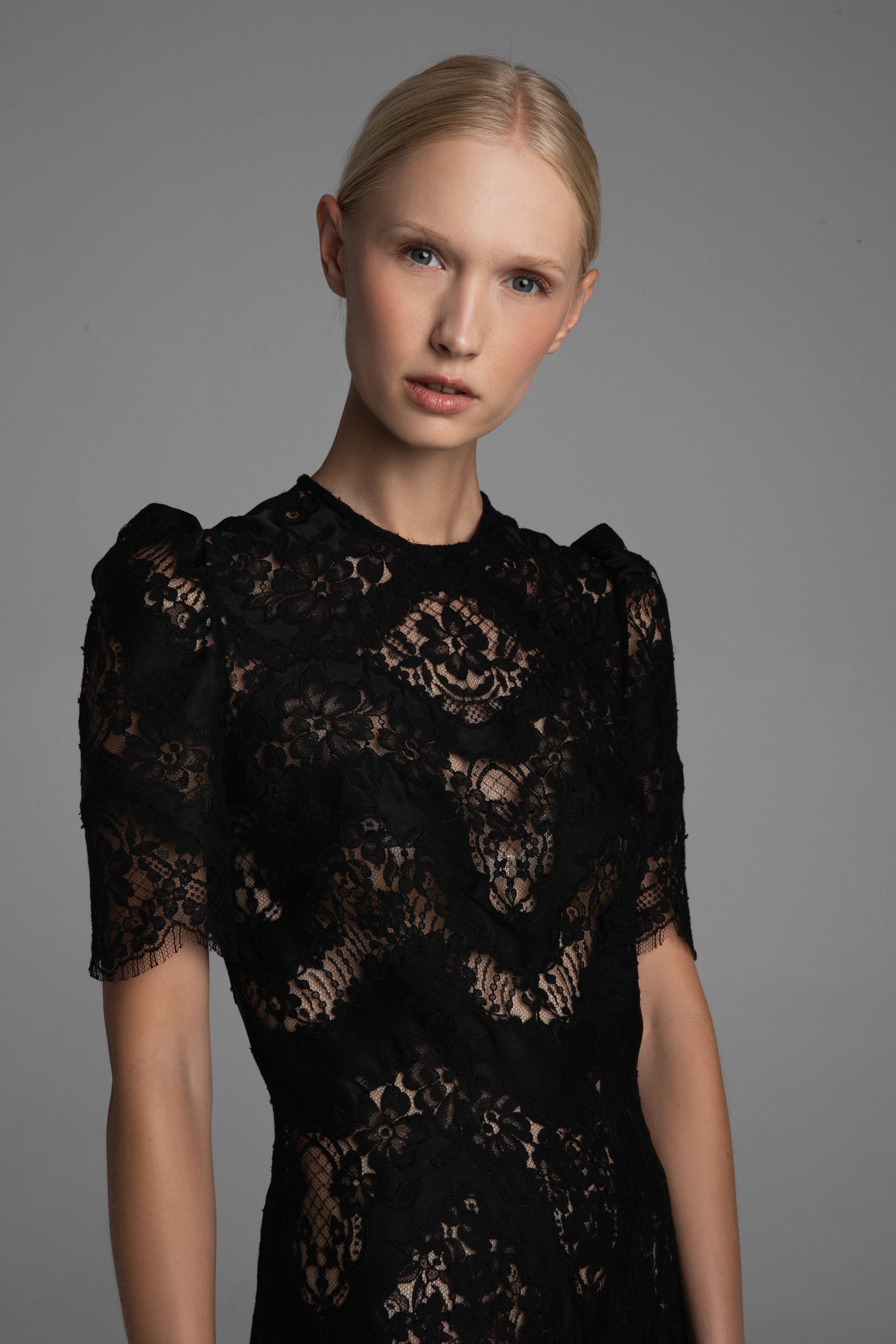 Video prezentujące przejście modelki w sukni wieczorowej Monika Adamska