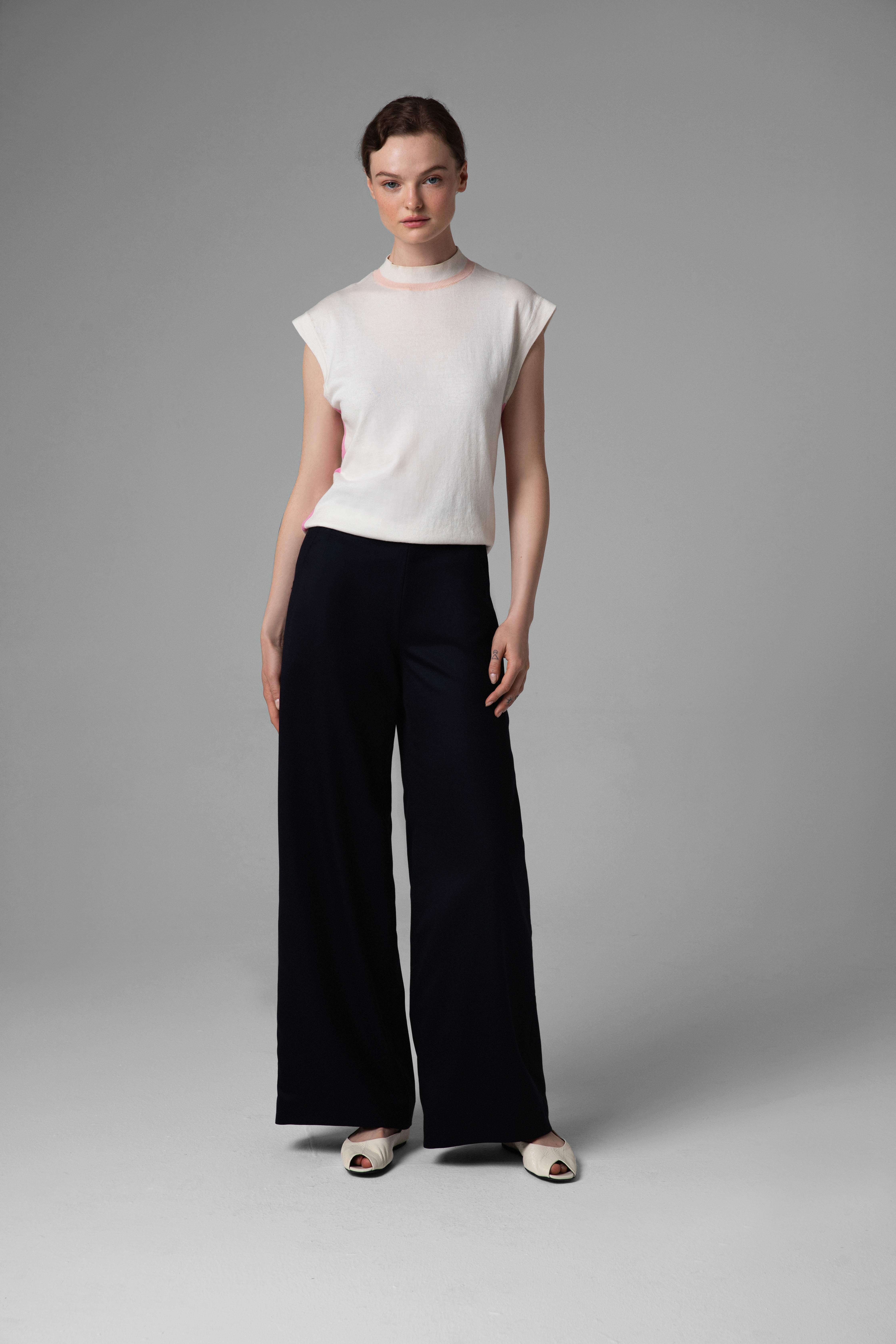 Film prezentujący granatowe spodnie Monika Adamska z szerokimi nogawkami – modelka przechodzi przez kadr, zatrzymuje się na środku i obraca się, ukazując spodnie z każdej strony